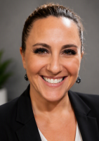 Headshot of Stefanie Oliveira